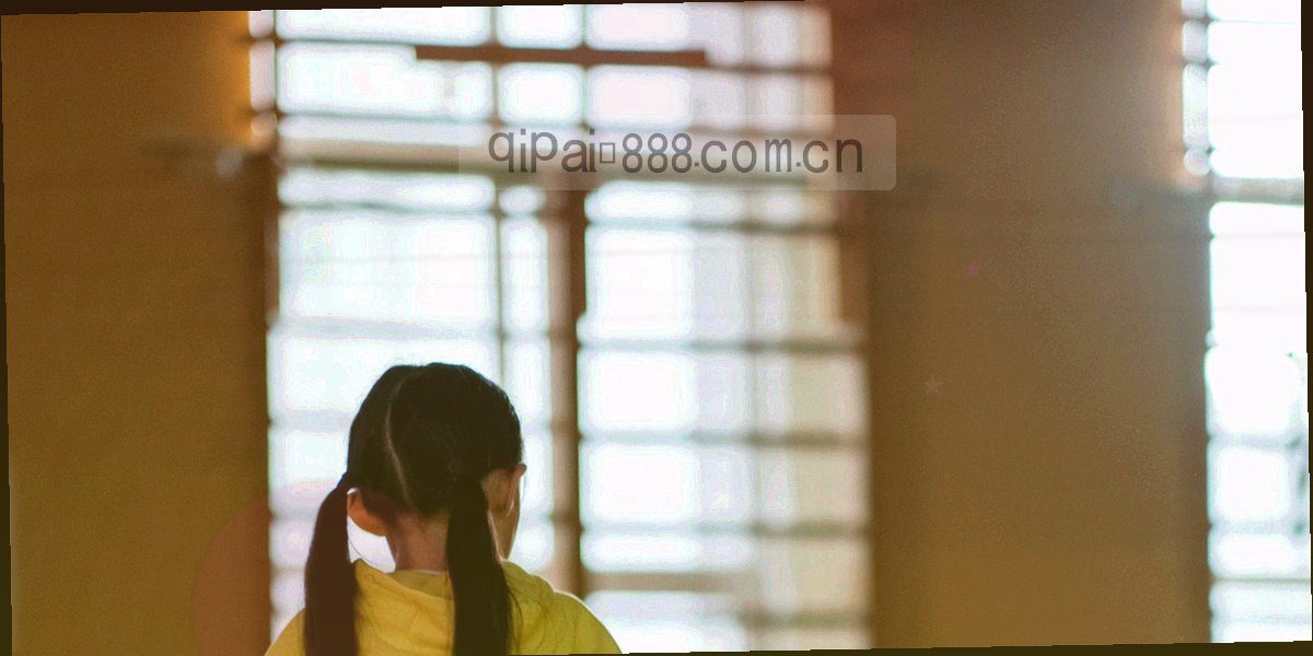 麻将牌、扑克牌、棋盘格与街机按键等材质局部特写拼贴